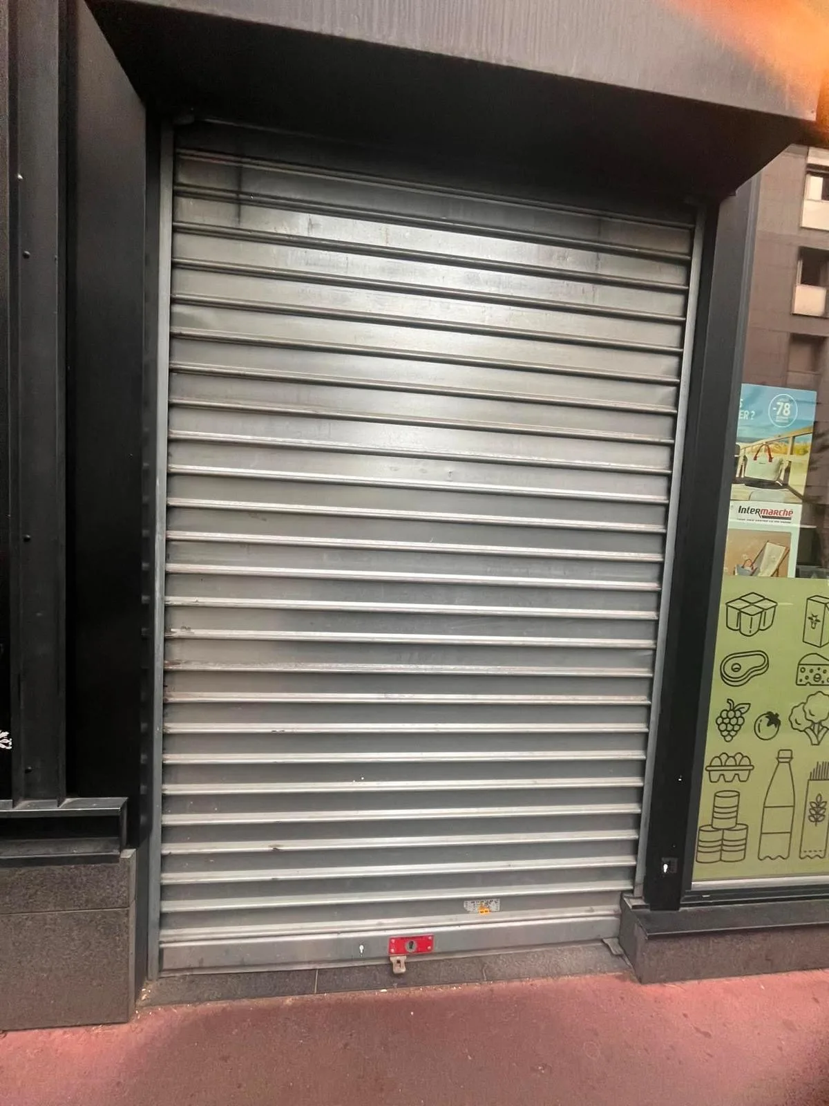 Installation et pose de rideau métallique à Marseille 10